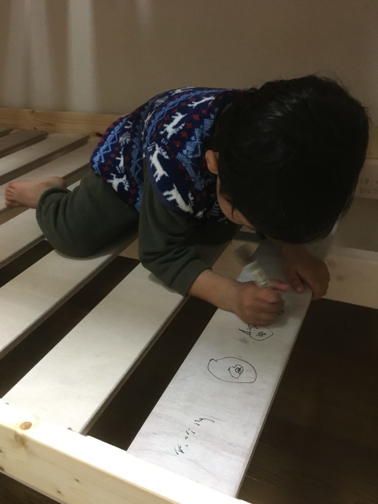 お絵かきする少年3歳
