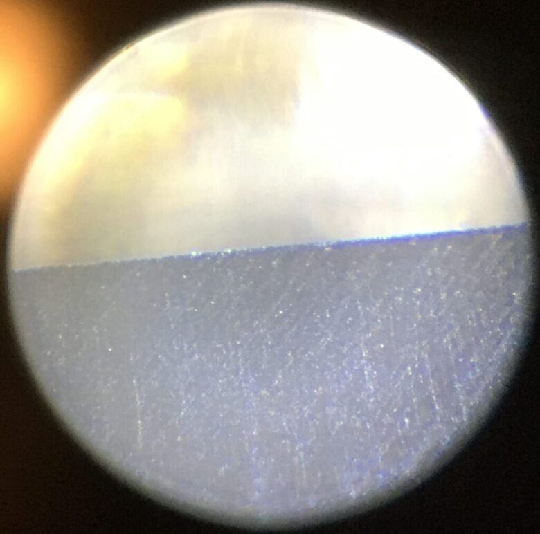 革砥で仕上げた刃の顕微鏡写真