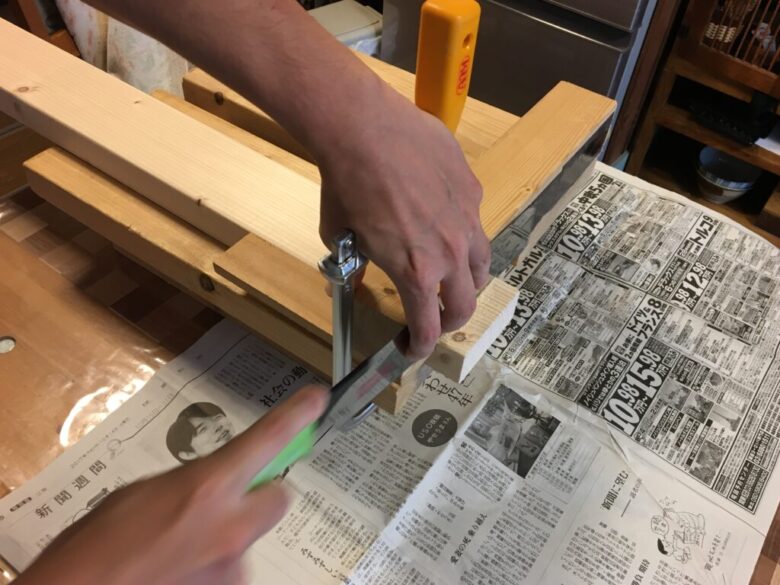 2x4材をノコギリで縦半分に切る方法 自作ガイドの作り方 さくやこのはのdiy 2x4材をノコギリで縦半分に切る方法 自作ガイドの作り方 さくやこのはのdiy