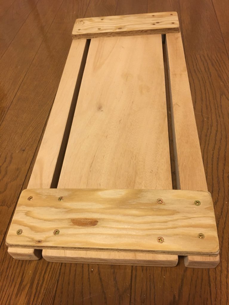 台の木材を横木で固定
