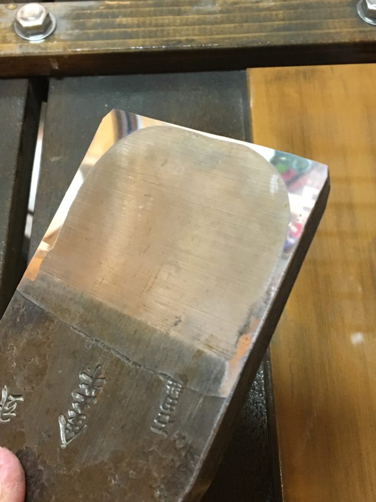 和鉋の刃の裏押しには焼結ダイヤ砥石とWA粉の組み合わせが良い