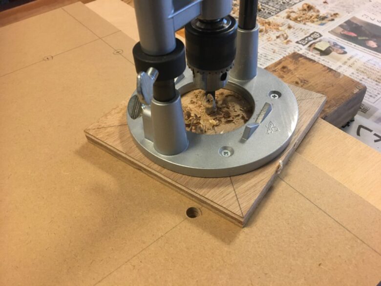 ボルトを通す穴をあける