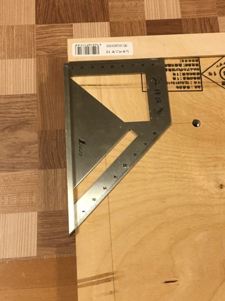 裏面には薄い木材をストッパーとして取り付ける