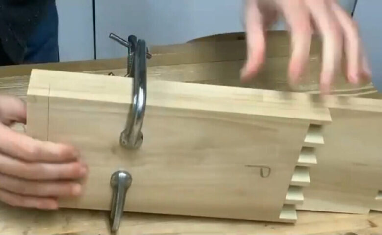 木口面をそろえてクランプ