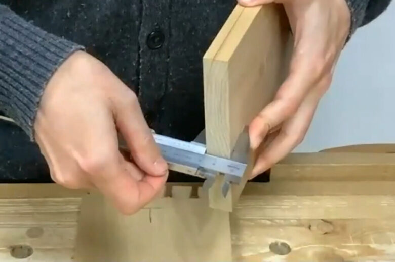 ノギスで板の厚さを測る