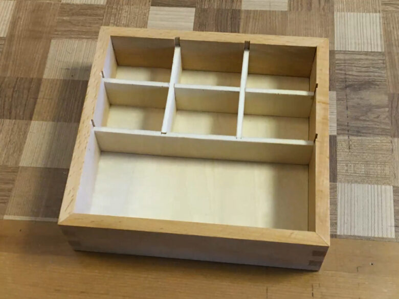 仕切り板用の溝