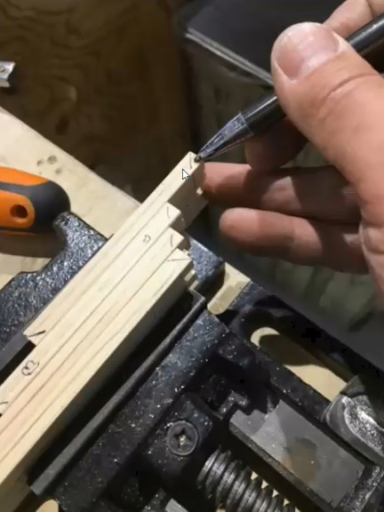 材を合わせてクランプしてから45度にカットする