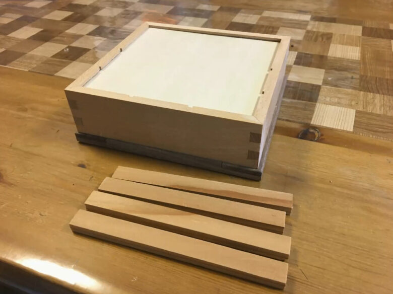 箱を固定する材が貼りつけられない