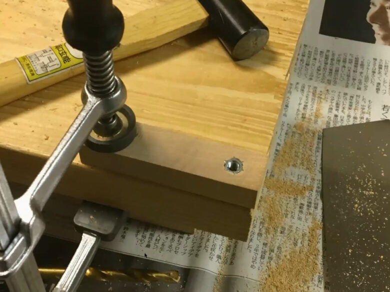 鬼目ナットを埋め込む