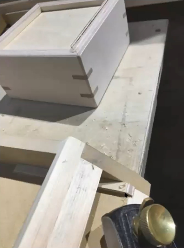 底板の段差材を大留め台で削って作る