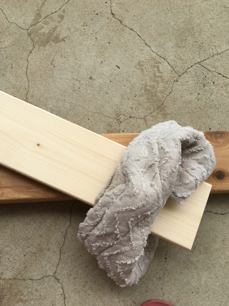 濡れた雑巾で木材を湿らす
