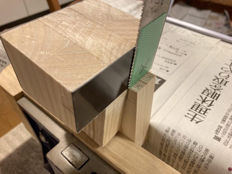 刃付きノコ刃スペーサーの×と、木材の×印を合わせる