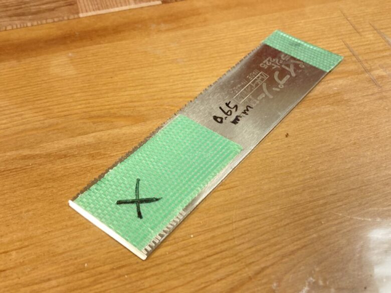 養生テープを貼った刃付きノコ刃スペーサー