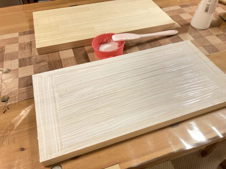 天板用の集成材を貼り合わせる